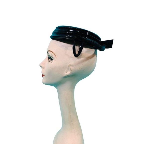 Vintage 1950s Patent Hat Black Bow & Feather Shiny Beret - Picture 3 of 10